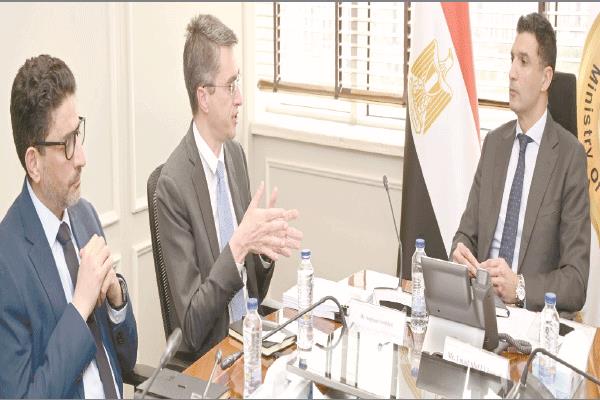 وزير الصناعة خلال اجتماعه مع المدير الإقليمى للبنك الدولى