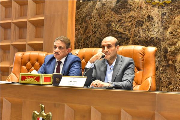 محافظ أسيوط خلال الاجتماع