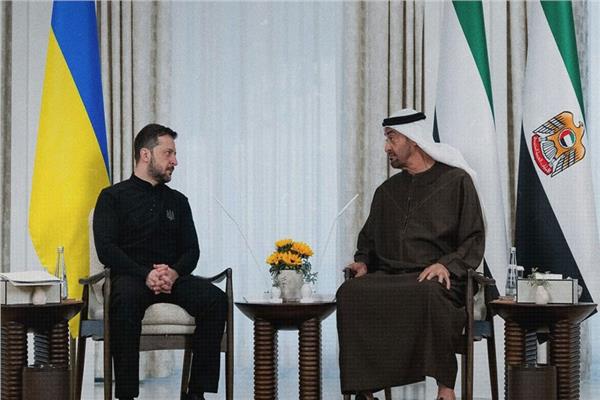 الرئيس الإماراتي محمد بن زايد آل نهيان ونظيره الأوكراني فلاديمير زيلينسكي