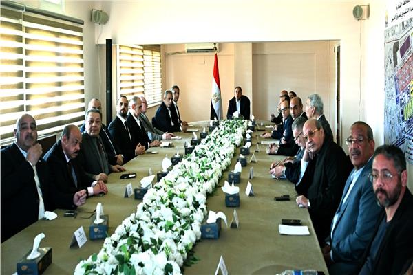 رئيس الوزراء خلال الاجتماع