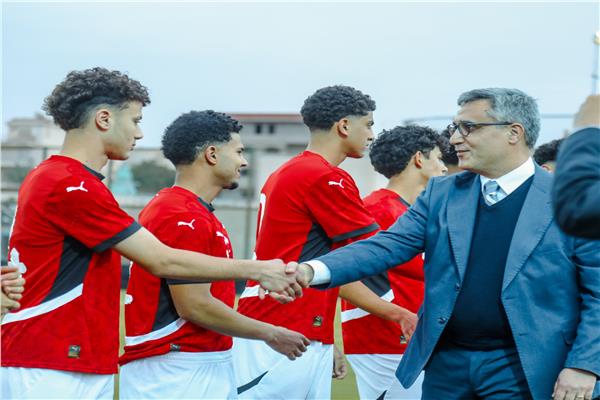 سفير الجزائر يتابع مباراة منتخب بلاده أمام منتخب مصر للشباب