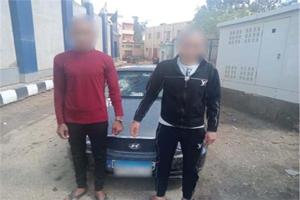المتهمان بعد القبض عليهما