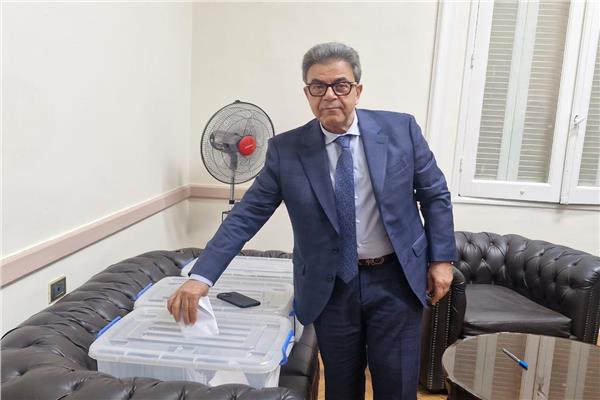 نقيب الأطباء البيطريين يدلي بصوته في انتخابات التجديد النصفي 