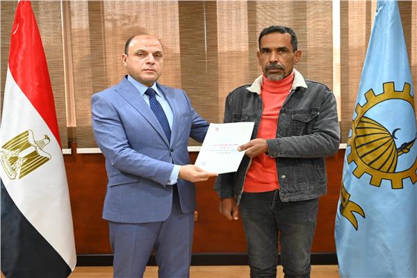 محافظ الغربية يُسلّم 10 عقود تقنين أراضي أملاك