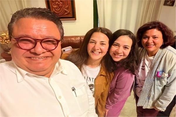 دنيا وإيمي سميرغانم رفقة المخرج خالد جلال