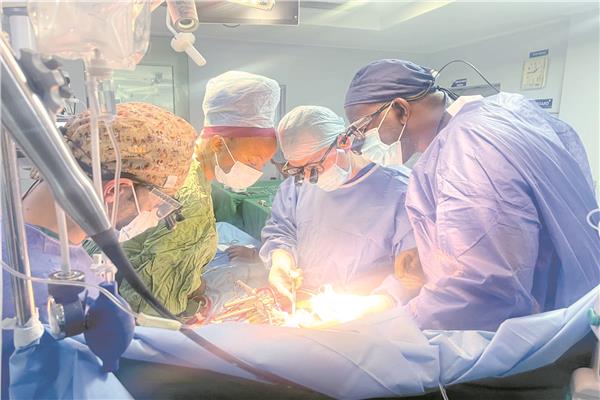 الفريق الطبى بجامعة المنصورة داخل غرفة العمليات فى دودوما بتنزانيا