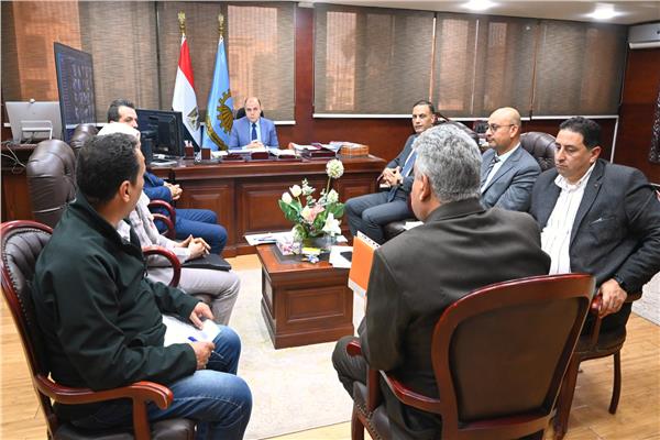  محافظ الغربية يلتقي المواطنين بمكتبه لحل الشكاوى 