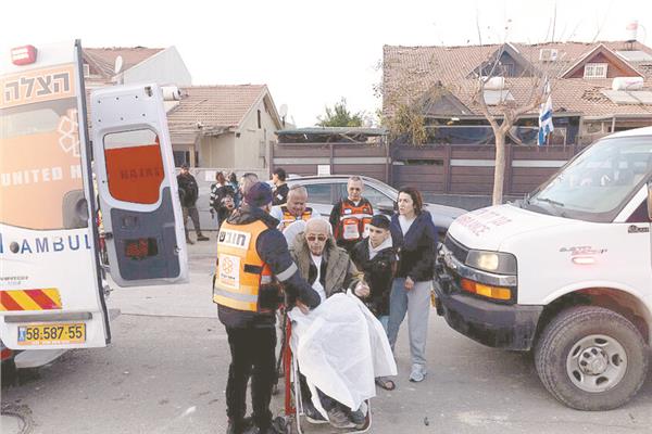 نقل إحد المصابين الى المستشفيات بإسرائيل