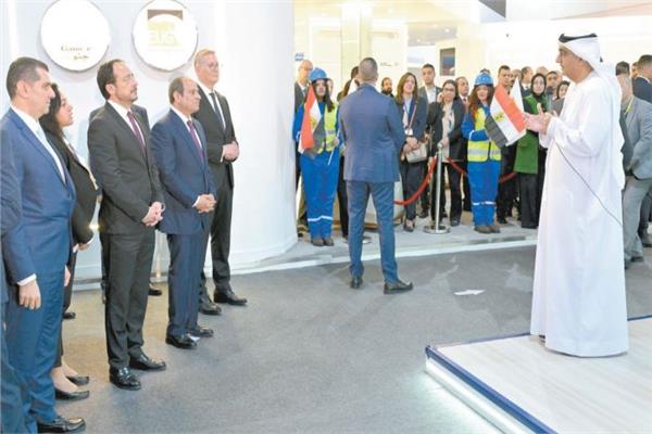 الرئيس عبدالفتاح السيسى ونظيره القبرصى يستمعان إلى شرح حول أحد أجنحة المعرض