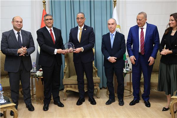 محافظ الجيزة يكرّم المهندس عادل النجار