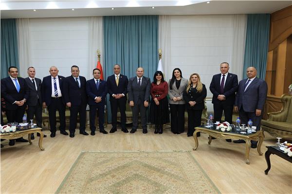 محافظ الجيزة يستقبل عددًا من أعضاء مجلسي النواب والشيوخ