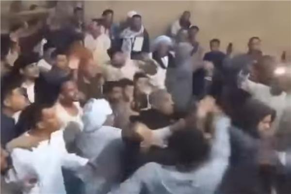  شاب يعتدي على منشد ديني