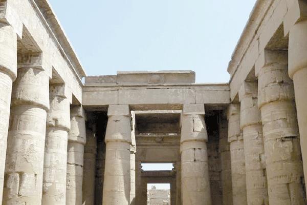 معبد الإله خنسو الملونة
