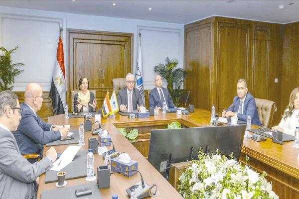 وليد جمال الدين خلال اجتماعه مع أعضاء منظمة (اليونيدو)