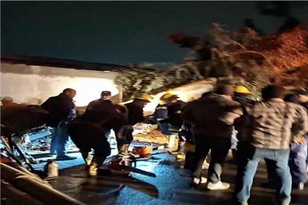 رياح قوية تطيح بشجرة وعمود إنارة في شارع رمسيس بالمنيا