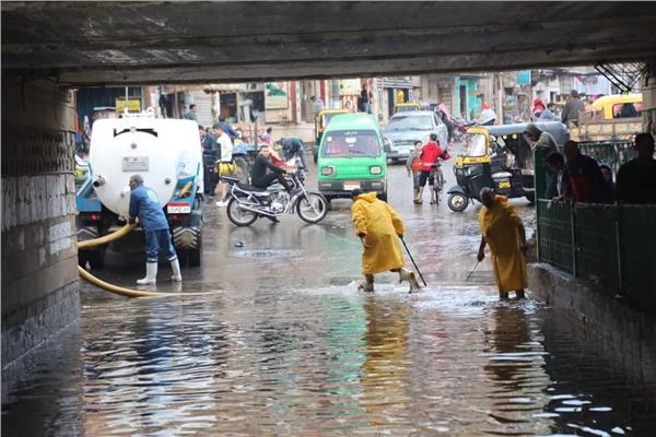محافظ المنوفية يتابع شفط مياه الأمطار بشبين الكوم