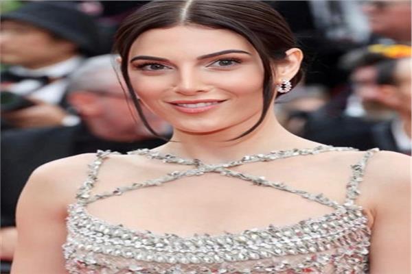سرار النجمات لإطلالة طبيعية ومتألقة