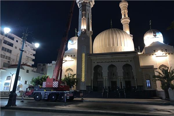 محافظ دمياط يتابع ميدانيًا أعمال إزالة هلال مأذنة مسجد البحر