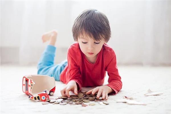نصائح تساعدك على استثمار مصروف طفلك