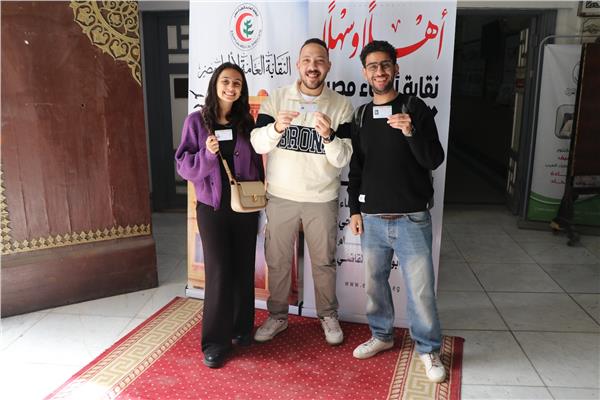 استقبال الأطباء الجدد بمقر النقابة العامة لاستلام كارنيهات العضوية