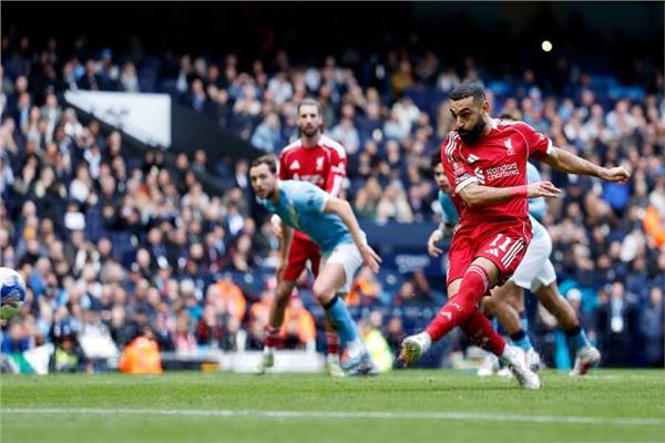 محمد صلاح أثناء تسديد ركلة الجزاء 