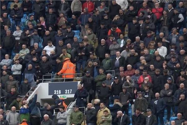 لحظة مغادرة جماهير ليفربول ملعب "الاتحاد" 