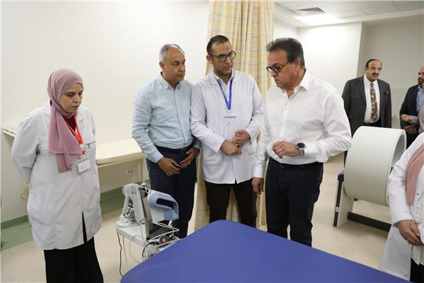 وزير الصحة يتفقد مستشفى بولاق الدكرور