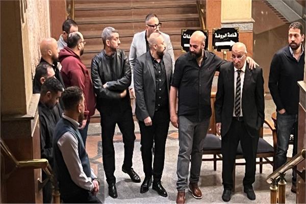 نجوم الفن يواسون حاتم صلاح في عزاء والده
