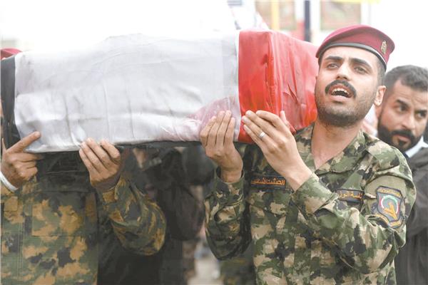 عناصر من «الحشد الشعبى» بالعراق يحملون نعش قائد عمليات الأنبار