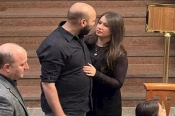زوجة حاتم صلاح تواسيه في عزاء والده