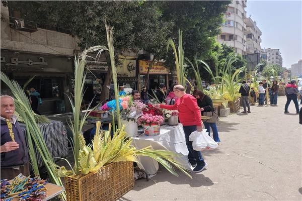 «صلبان وتيجان» أشكال يدوية يصنعها الأقباط للاحتفال بأحد السعف 