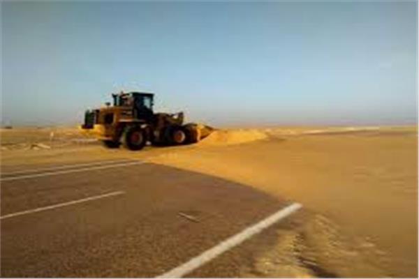 جانب من العمل بطريق ديروط – الفرافرة ورفع الكثبان الرملية
