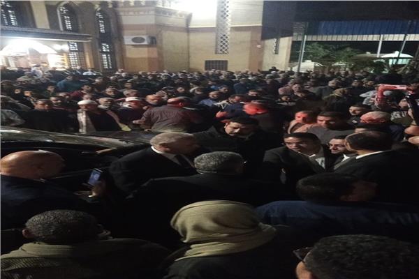 أهالى و محافظ الدقهليةفى انتظارا لوصول جثمان مهندس البترول شهيد حرب إيران