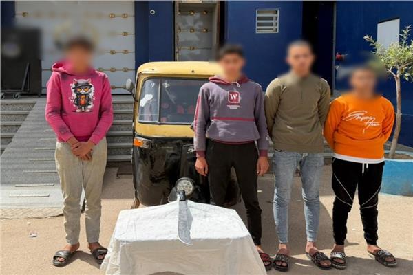 ضبط مرتكبي التعدي على شخص وإجباره على استقلال "توك توك" بالبحيرة