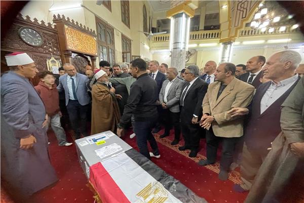 وزير البترول ومحافظ الدقهلية يتقدمان جنازة الشهيد