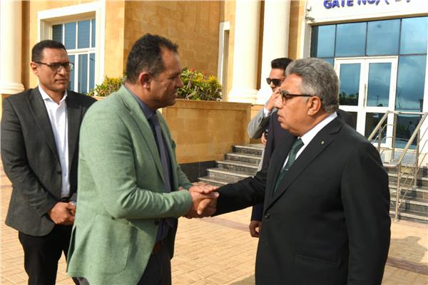 محافظ الدقهلية يهنئ رئيس جامعة المنصورة الأهلية بمناسبة توليه
