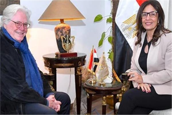 وزيرة الثقافة الدكتورة جيهان زكى والفنان حسين فهمي