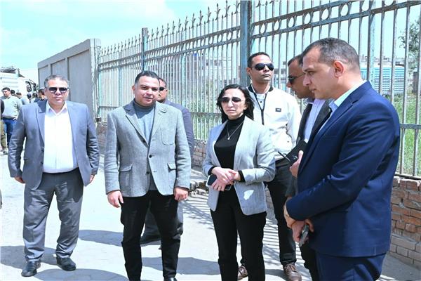 محافظ البحيرة تتفقد أعمال رفع أكبر مقلب للقمامة بدمنهور