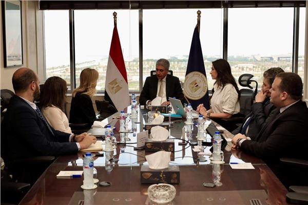 وزير السياحة والآثار خلال الاجتماع