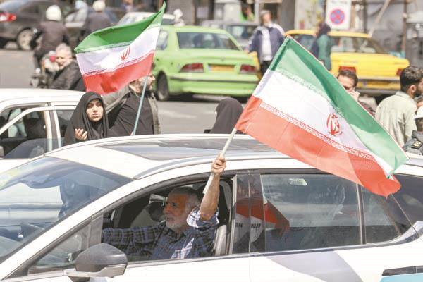 إيرانيون يحتفون فى شوارع طهران بالهدنة     