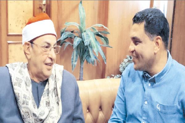 القارئ أحمد على البنا مع محرر «الأخبار»