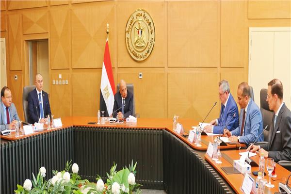 وزير الكهرباء خلال لقاء الوفد الروسي