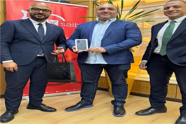 بنك saib  يسلم هاتف iPhone 17  للفائز بحملته الترويجية لبطاقاته الائتمانية 