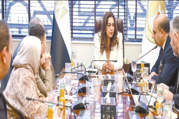  د. منال عوض خلال الاجتماع