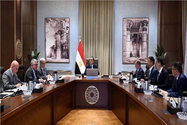 رئيس الوزراء يلتقي رئيس مجلس إدارة شركة "خينان تشهنجفو" الصينية 