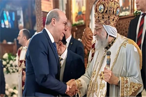 الحفني يهنئ البابا تواضروس بعيد القيامة ويشهد احتفالية الإنجيلية