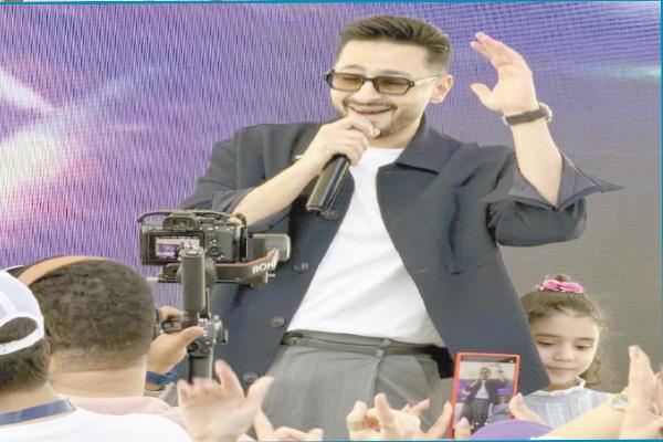 حمادة هلال يحتفل بمرضى التوحد