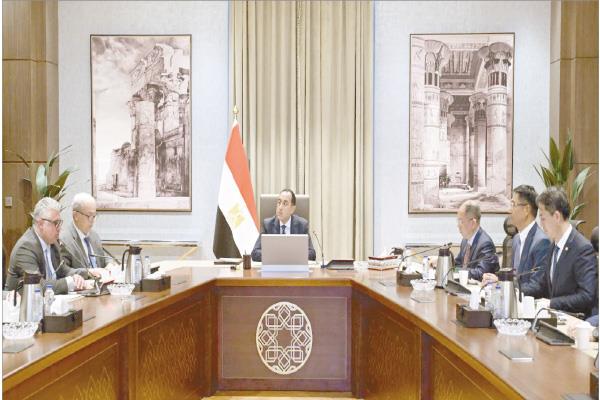 د. مصطفى مدبولى خلال اجتماعه مع رئيس مجلس إدارة الشركة الصينية 