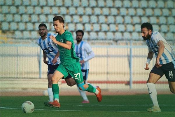 جانب من مباراة بيراميدز والمصري