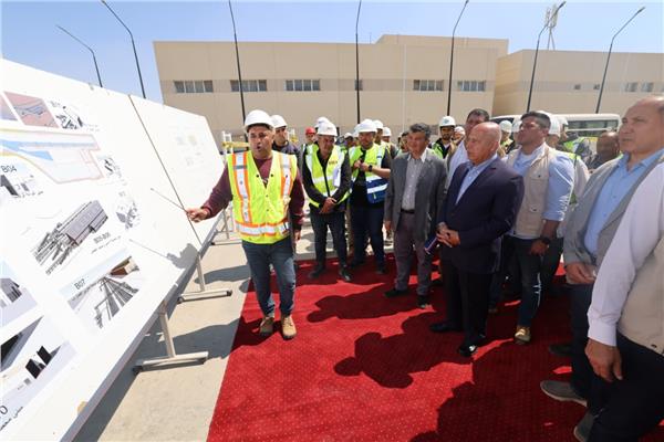 وزير النقل خلال تفقد مونوريل غرب النيل